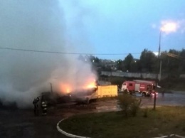Утром в Твери прогремели два взрыва во время горения фуры на Кольцевой