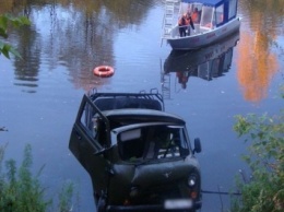 В Сарапуле УАЗ с пассажирами с обрыва упал в реку