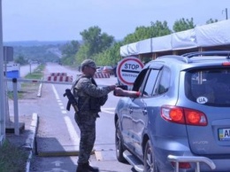 Поддельные документы на ребенка и незаконные грузы: пограничники отчитались о работе в КПВВ в зоне АТо