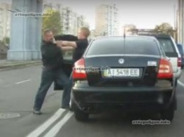 В Киеве неадекват после подрезания бросался с ножом на водителя Шкоды. ВИДЕО