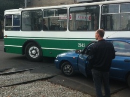Авария возле "танка": "Lanos" не разминулся с троллейбусом