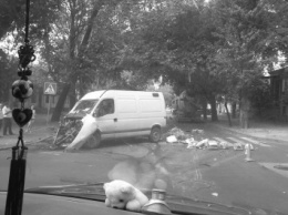 В Николаеве в результате ДТП с участием бетономешалки разбит микроавтобус и "ценный груз"