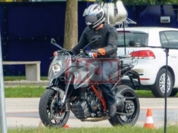 В Сеть попали шпионские фото нового мотоцикла KTM 1290 Super Duke GT