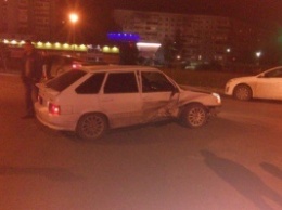 В Омске водитель сбил пешехода, врезался в два авто и сбежал