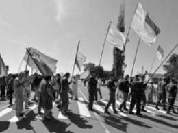 Неделя блокады Крыма: митингующие не расходятся