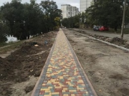 На Березняках выложили тротуарах из мозаики