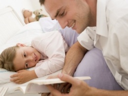 Ученые: Дети развиваются лучше, если сказки на ночь им читают отцы