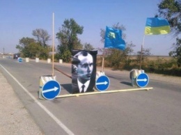 ФОТОФАКТ: Участники блокады Крыма останавливают грузовики портретом Бандеры