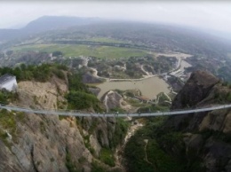 В Китае возвезли очень длинный стеклянный мост