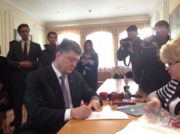 Порошенко подписал Закон о выделении из госбюджета 19 млн грн на покупку оборудования для онкобольных детей