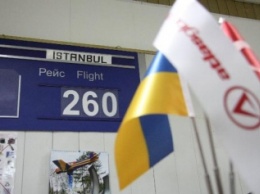 В Запорожье самолет с Турции встречали с фейерверком