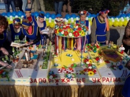 В Запорожье разрезанием 250-килограмового торта открыли Покровскую ярмарку