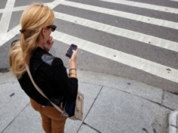Пешеходов накажут за разговор по мобильному телефону