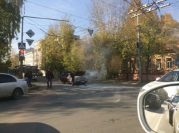 В центре Томска на дороге загорелась иномарка Audi