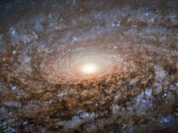 NASA: Телескоп «Хаббл» сделал снимок спиральной галактики с «перемычкой»