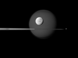 Аппарат "Кассини" сделал снимок спутников Сатурна Титана и Пандоры