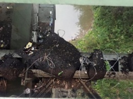 Ремонт дорог по-закарпатски: старый асфальт выбросили в реку (ФОТО,ВИДЕО)