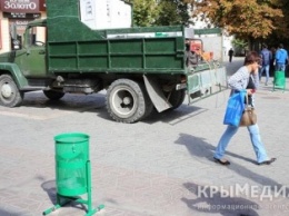 ФОТОФАКТ: В центре Симферополя начали устанавливать урны за 2500 рублей