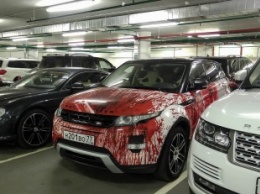 Картина не маслом: окровавленный Range Rover на паркинге в Москве