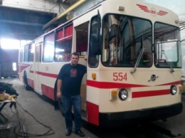 Активисты подарили запорожцам троллейбус ко Дню города