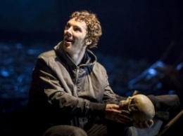 В Киеве покажут спектакль "Гамлет" в исполнении британской звезды Камбербэтча
