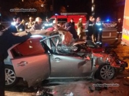 ДТП в Киеве: на Телиги Mitsubishi Galant врезался в грузовик Mercedes. ФОТО