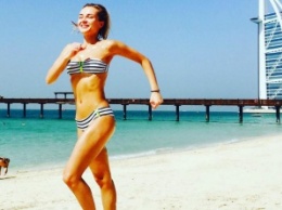 Полина Гагарина показала фигуру на пляже в Дубае