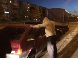 На Луганщине СБУ задержала милиционера, который брал взятки, хранил незаконное оружие и наркотики (фото)