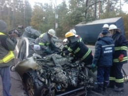 На Гостомельской трассе легковушка влетела в грузовик, погиб водитель