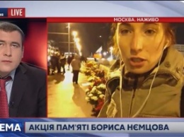В день рождения Немцова к месту его убийства несут цветы и лампады