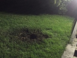 В сети появились фотографии с места взрыва гранаты, которую бросили во двор Кивалова