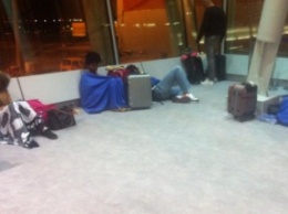 Самолет МАУ экстренно приземлился в Варшаве, пассажиры ждут в аэропорту уже 20 часов
