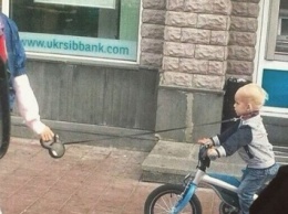 В Днепропетровске женщина выгуливала ребенка на поводке