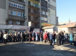 Голодные игры: В Днепропетровске обманутые люди больше 2 часов ждали «продуктовой ярмарки» Вилкула (Видео)