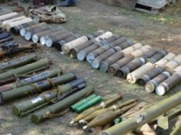 В Луганской обл. около базы отдыха изъяли крупную партию оружия и боеприпасов