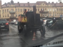 Дождь ремонту не помеха: в Ужгороде ремонтируют дороги (ФОТО, ВИДЕО)