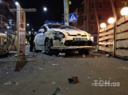 ДТП в Киеве: на Владимирской полицейский Toyota Prius столкнулся с Ford Granada. ФОТО