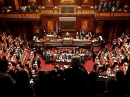 Сенат Италии проголосовал за ограничение своих полномочий