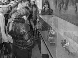 Спасатели Николаева провели экскурсию по выставочно-экспозиционному центру для учащихся 9 класса