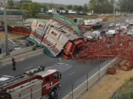 В ЮАР обрушились опоры временного моста, погибли два человека