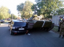 В Лисичанске произошло ДТП с участием военного транспорта