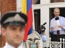 Эквадор просит у Великобритании отпустить Ассанжа на МРТ