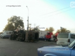 ДТП в Одессе: возле поста ГАИ перевернулся мусоровоз. ФОТО