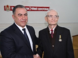 Гранатуров наградил ветерана Корабельного района "За заслуги перед Николаевом"