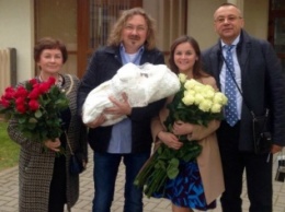 Игорь Николаев забрал из роддома жену и новорожденную дочь