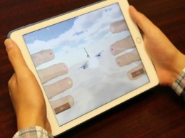 Чехол HandScape, позволяющий пользователю «видеть» свои пальцы сквозь iPhone и iPad, собрал средства на Kickstarter