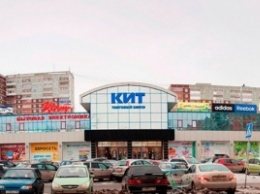В Екатеринбурге в ТРЦ «Кит» рабочий сквозь потолок провалился в торговый зал