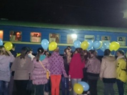 Это нужно видеть! Как в Закарпатье встречают детей с Донбасса (ФОТО, ВИДЕО)