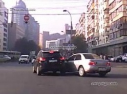 ВИДЕО ДТП в Киеве: на Леси Украинки - Кутузова не разминулись Hyundai и Subaru