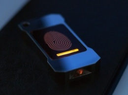 Пользователи Kickstarter инвестировали в фонарик, светящийся от тепла рук